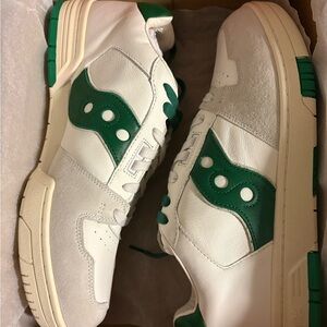 Saucony Beige and Green Sonic Low Sneakers